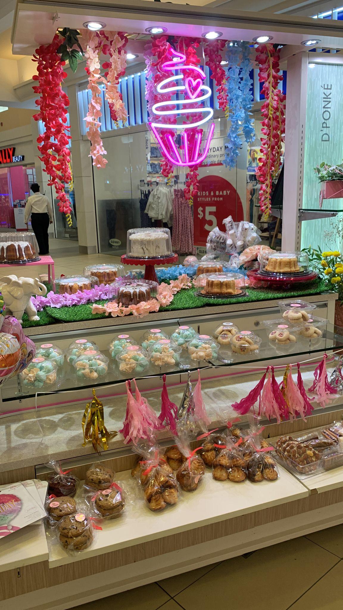 Google owner photo. Attribution: D'Ponke Custom Cake & Eatery (https://maps.google.com/maps/contrib/106876564072707159053)