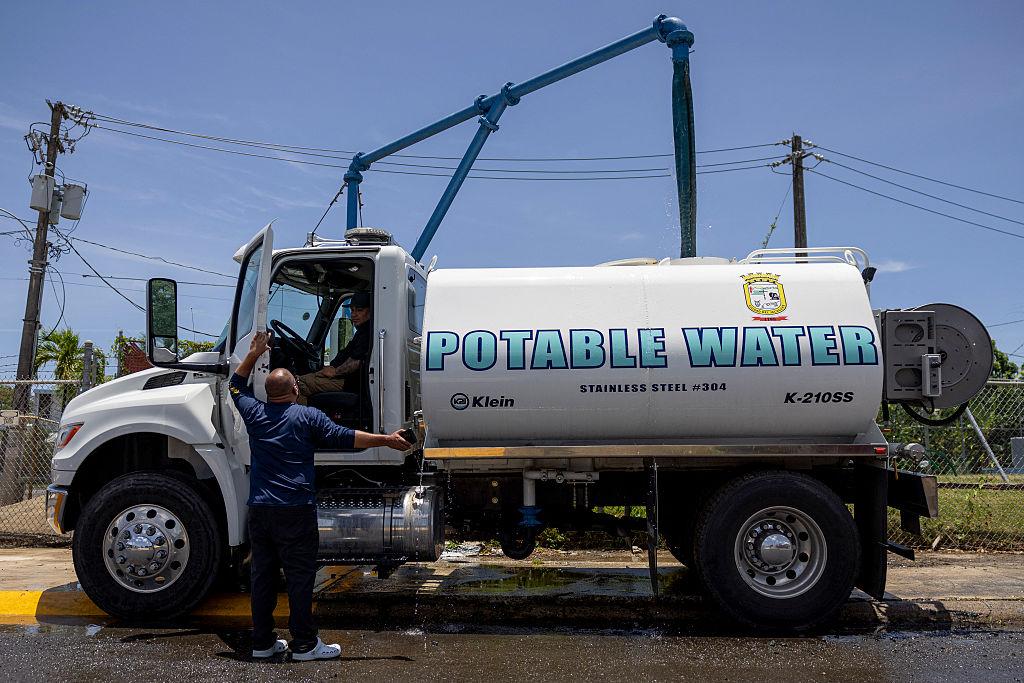 Camión cisterna blanco con letrero "Potable Water" estacionado en una calle mientras una persona sube a la cabina
Foto: Ricardo Arduengo | Getty Images