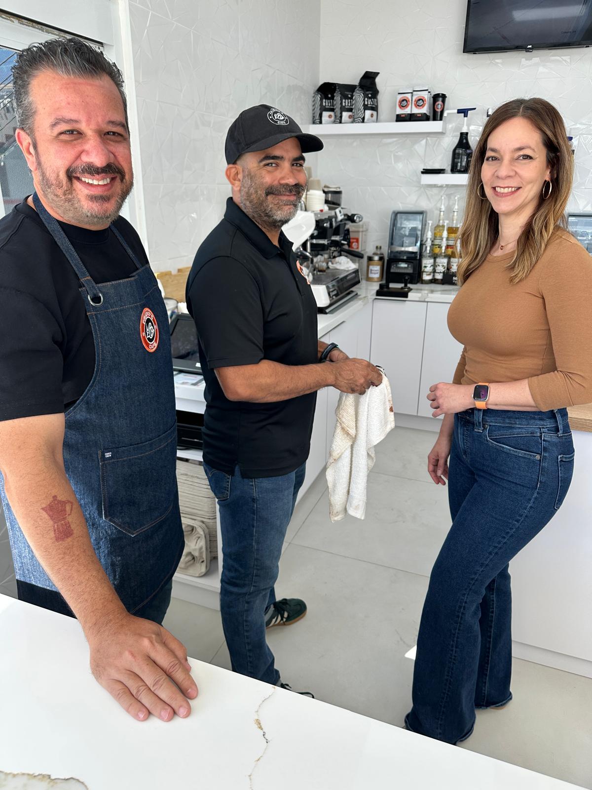 Equipo-original-de-Friends-cafe-Wilmer-Ramirez-y-Evelyn-Zapata-junto-al-barista-Hernan-Rodriguez53.jpeg