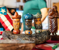 Los tres Reyes Magos tallados en madera. Representación de la navidad en Puerto Rico.