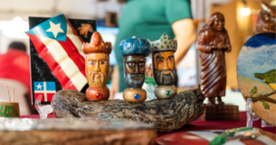 Los tres Reyes Magos tallados en madera. Representación de la navidad en Puerto Rico.