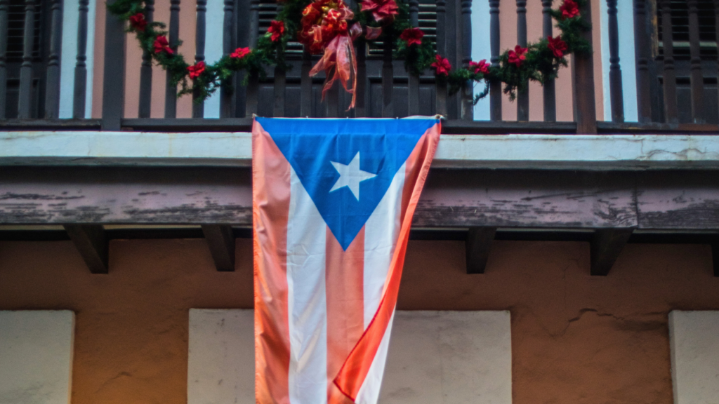 Bandera de Puerto Rico colgando de balcón en el Viejo San Juan.