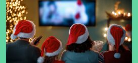 Imagen de una familia viendo películas en Navidad