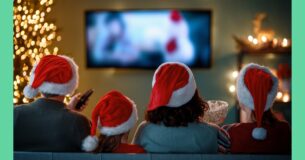 Imagen de una familia viendo películas en Navidad