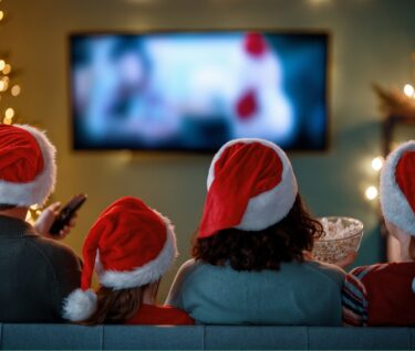 Imagen de una familia viendo películas en Navidad