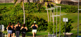 Personas corriendo en el Viejo San Juan