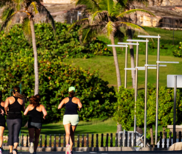 Personas corriendo en el Viejo San Juan