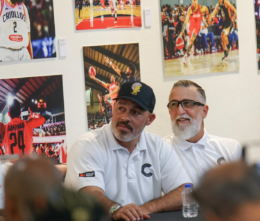 Omar Vargas, co-apoderado de los Criollos de Caguas, y Wilhelmus Caanen, dirigente, en la apertura de la exposición "Criollarte". (Suministrada)